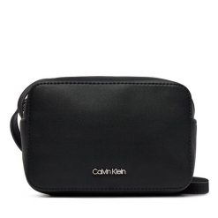 Torebka Calvin Klein. Czarne listonoszki damskie Calvin Klein, bez wzorów, bez dodatków. Za 219.99 zł.