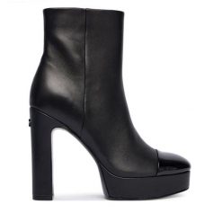 Botki Guess. Czarne botki damskie Guess, z aplikacjami, bez obcasa, na słupku, bez zapięcia. Za 969.99 zł.