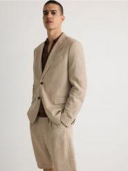 Marynarka comfort fit z lnem - beżowy. Brązowe garnitury męskie Reserved, bez wzorów, z wiskozy, bez kołnierzyka, bez ramiączek. W wyprzedaży za 159.99 zł.