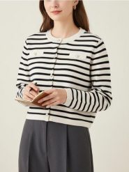 Akrylowy kardigan z kieszeniami piersiowymi - czarny. Czarne kardigany damskie Sinsay, l, bez wzorów, bez kołnierzyka. Za 49.99 zł.