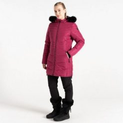 Płaszcz damski z kapturem Dare 2B Striking IV. Czerwone płaszcze damskie Dare 2B, na zimę, bez wzorów, z materiału, eleganckie, bez kołnierzyka, z kapturem. Za 513.40 zł.