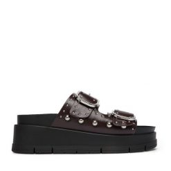 Klapki DeeZee. Brązowe klapki damskie DeeZee, bez wzorów, bez obcasa, bez zapięcia. Za 159.99 zł.