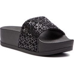 Klapki DKNY - Hampton K4893539 Black. Czarne klapki damskie DKNY, bez wzorów, z materiału, bez obcasa, bez zapięcia. W wyprzedaży za 219.00 zł.