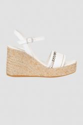 KARL LAGERFELD Białe sandały Gable. Białe sandały damskie KARL LAGERFELD, bez wzorów, bez obcasa, bez zapięcia. W wyprzedaży za 739.99 zł.