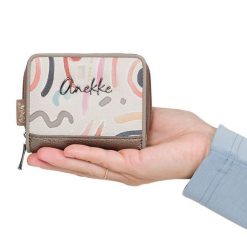 Portfel damski Anekke, z efektownym nadrukiem i metalowym logo zapinany na suwak wyposażony w przegrody na karty kieszeń na monety, brązowy, 42749-90. Brązowe portfele damskie Anekke. Za 129.00 zł.