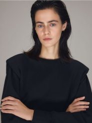 Bluza z poduszkami na ramionach - czarny. Czarne bluzy damskie Reserved, l, bez wzorów, z bawełny, bez ramiączek, bez kaptura. Za 119.99 zł.