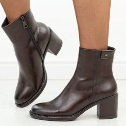Brązowe botki damskie na obcasie Vinceza 58655. Brązowe botki damskie VINCEZA, na jesień, bez wzorów, z jeansu, eleganckie, z okrągłym noskiem, bez obcasa, na obcasie, bez zapięcia. Za 219.00 zł.