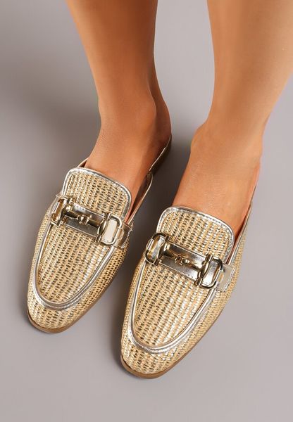 Złote Klapki Mule z Klamerką i Plecionką Cholewką z Imitacji Skóry Niamhs. Żółte klapki damskie Born2be, na lato, bez wzorów, z jeansu, eleganckie, bez obcasa, na płaskiej podeszwie, bez zapięcia. Za 79.99 zł.