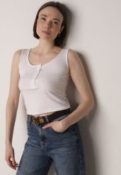 Biały Prążkowany Top na Szerokich Ramiączkach z Bawełny Zdobiony Guzikami Bernella. Białe topy damskie Born2be, m, z aplikacjami, z bawełny, eleganckie, bez kołnierzyka, bez ramiączek. Za 39.99 zł.