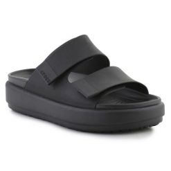 Klapki Crocs Brooklyn Luxe Sandal W 209586-060 czarne. Czarne klapki damskie bez wzorów, z materiału, casualowe, bez obcasa, bez zapięcia. Za 490.22 zł.