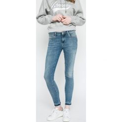 Wrangler - Jeansy. Niebieskie jeansy damskie Wrangler, bez wzorów, z bawełny. W wyprzedaży za 179.90 zł.
