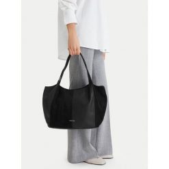 Torebka Lasocki. Czarne shopperki damskie Lasocki, bez wzorów, bez dodatków. Za 199.99 zł.
