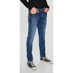 Wrangler - Jeansy Larston. Niebieskie jeansy męskie Wrangler, z bawełny. W wyprzedaży za 319.90 zł.