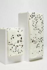 Szal letni z metalicznym nadrukiem w kropki beżowy. Brązowe szaliki damskie MOODO, na lato, bez wzorów. W wyprzedaży za 15.99 zł.