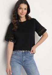 Czarny T-shirt z Bawełny Ozdobiony Ażurowym Wzorem Valreia. Czarne t-shirty damskie Born2be, m, z aplikacjami, z bawełny, bez kołnierzyka, bez ramiączek. Za 59.99 zł.