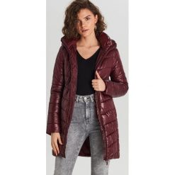 Pikowany płaszcz - Bordowy. Czerwone płaszcze damskie Cropp, l, bez wzorów, bez kołnierzyka, bez kaptura. Za 159.99 zł.