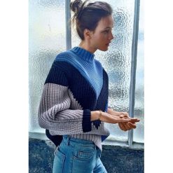 Sweter ARISHA. Swetry nierozpinane damskie Sweter ARISHA, uniwersalny, bez wzorów, bez kołnierzyka, bez ramiączek. W wyprzedaży za 49.00 zł.