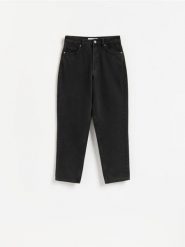 Jeansy mom fit z wysokim stanem - czarny. Czarne jeansy damskie Reserved, bez wzorów, z bawełny, z podwyższonym stanem. Za 129.99 zł.