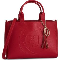 Torebka TRUSSARDI JEANS - Faith Shopper Md 75B00844 Red. Czerwone torebki do ręki damskie TRUSSARDI JEANS, z aplikacjami, z jeansu, zdobione, bez dodatków. Za 599.00 zł.