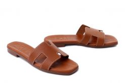 Oh! My Sandals 5810 ROBLE, klapki damskie. Brązowe klapki damskie Oh My Sandals, na lato, bez wzorów, ze skóry, bez obcasa, bez zapięcia. Za 244.90 zł.