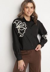 Czarna Koszula o Kroju Oversize z Wiskozą Zdobiona Kwiatową Aplikacją Zelbia. Czarne koszule damskie Born2be, l, z aplikacjami, z bawełny, eleganckie, bez kołnierzyka, bez ramiączek. Za 99.99 zł.