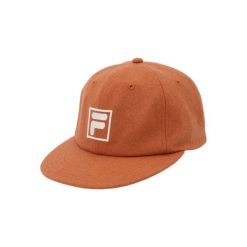 Czapka typu snapback Fila Como Logo. Brązowe czapki damskie Fila, bez wzorów, z materiału, klasyczne. Za 179.50 zł.