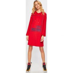 Love Moschino - Sukienka. Czerwone sukienki damskie Love Moschino, na co dzień, m, z aplikacjami, z bawełny, casualowe, bez kołnierzyka, bez ramiączek, maxi, proste. W wyprzedaży za 499.90 zł.