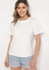 Biały T-shirt z Kwiatowymi Aplikacjami Tilenna. Białe t-shirty damskie Born2be, l, z aplikacjami, z jeansu, eleganckie, bez kołnierzyka, bez ramiączek. Za 69.99 zł.