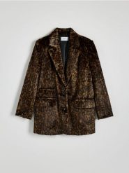 Marynarka oversize ze zwierzęcym wzorem - wielobarwny. Marynarki i żakiety damskie Reserved, bez wzorów, z tkaniny, bez kołnierzyka, bez ramiączek. W wyprzedaży za 119.99 zł.