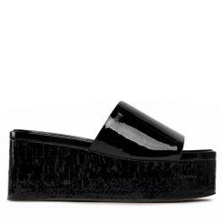 Klapki DKNY. Czarne klapki damskie DKNY, bez wzorów, bez obcasa, bez zapięcia. Za 489.99 zł.