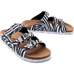 DR. BRINKMANN 700077-01 zebra, klapki damskie. Białe klapki damskie Dr. Brinkmann, na lato, bez wzorów, z materiału, bez obcasa, bez zapięcia. Za 186.92 zł.