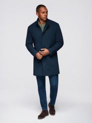 Dopasowany strukturalny płaszcz męski z wysokim kołnierzem – granatowy V2. Niebieskie płaszcze męskie Ombre Clothing, m, z aplikacjami, z materiału, eleganckie, bez kołnierzyka, bez kaptura. W wyprzedaży za 357.49 zł.