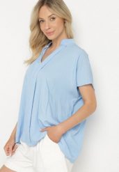 Jasnoniebieska Nietoperzowa Bluzka Oversize z Wiskozą z Dekoltem w Serek Davilisa. Niebieskie bluzki damskie Born2be, z aplikacjami, z jeansu, eleganckie, bez kołnierzyka, bez ramiączek. Za 64.99 zł.