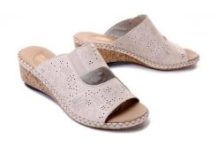 RIEKER 66191-60 beige, klapki damskie. Brązowe klapki damskie Rieker, na lato, w ażurowe wzory, ze skóry, bez obcasa, na koturnie, bez zapięcia. Za 246.42 zł.