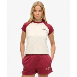 T-shirt z bawełny organicznej z rękawami raglanowymi i logo dla kobiet Superdry. Czerwone t-shirty damskie Superdry, bez wzorów, z bawełny, bez kołnierzyka, bez ramiączek. Za 126.35 zł.
