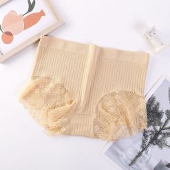 Koronkowe szorty damskie na co dzień Trix. Czerwone majtki damskie Intica, z koronki. W wyprzedaży za 59.00 zł.