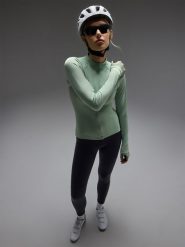 4F Legginsy rowerowe z żelowo-piankową wkładką i szelkami damskie - czarne L. Czarne legginsy sportowe damskie 4F, l, bez wzorów, z dzianiny, z podwyższonym stanem, długie, rowerowe. W wyprzedaży za 199.99 zł.