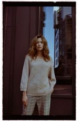 Sweter z ozdobiony koralikami beżowy. Brązowe swetry nierozpinane damskie MOODO, l, bez wzorów, z poliamidu, bez kołnierzyka, bez ramiączek. Za 139.99 zł.