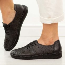 Czarne ażurowe skórzane półbuty damskie Potocki 15316. Czarne półbuty damskie POTOCKI, na jesień, w ażurowe wzory, z jeansu, casualowe, z okrągłym noskiem, bez obcasa, na płaskiej podeszwie, bez zapięcia. Za 219.00 zł.