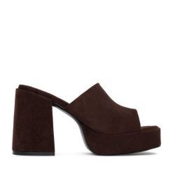 Klapki DeeZee. Brązowe klapki damskie DeeZee, bez wzorów, bez obcasa, bez zapięcia. Za 139.99 zł.