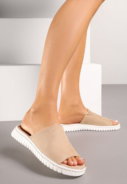 Beżowe Klapki Vices z Imitacji Zamszu na Podeszwie ze Żłobieniami Dorovia. Brązowe klapki damskie Renee, na lato, bez wzorów, eleganckie, z otwartym noskiem, bez obcasa, na płaskiej podeszwie, bez zapięcia. Za 64.99 zł.