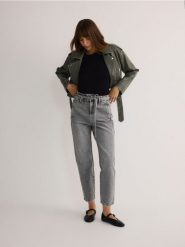 Jeansy paperbag z wiązanym paskiem - jasnoszary. Szare jeansy damskie Reserved, bez wzorów, z bawełny, z podwyższonym stanem. W wyprzedaży za 109.99 zł.