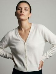 Klasyczny kardigan zapinany na guziki - biały. Białe kardigany damskie Sinsay, l, bez wzorów, klasyczne, bez kołnierzyka. Za 39.99 zł.