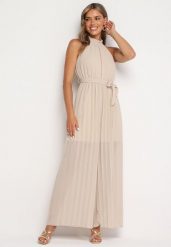 Beżowy Taliowany Kombinezon z Dekoltem Typu Halter z Gumką w Pasie i Materiałowym Paskiem Xolefia. Brązowe sukienki damskie Born2be, na co dzień, bez wzorów, z jeansu, eleganckie, bez kołnierzyka, bez ramiączek, proste. Za 89.99 zł.