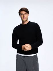 Sweter z dodatkiem wełny Jaka - czarny. Czarne swetry męskie Reserved, l, bez wzorów, z dzianiny, bez kołnierzyka, bez ramiączek. Za 359.99 zł.