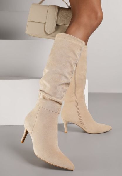 Beżowe Marszczone Kozaki z Imitacji Zamszu na Obcasie Typu Szpilka Rilavira. Brązowe kozaki damskie Renee, bez wzorów, z jeansu, bez obcasa, na obcasie, bez zapięcia. Za 159.99 zł.