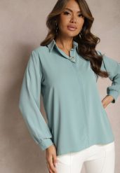 Jasnoniebieska Bluzka z Kołnierzem i Broszką z Perłą Laviona. Niebieskie bluzki damskie Renee, bez wzorów, eleganckie, bez kołnierzyka, bez ramiączek. Za 69.99 zł.