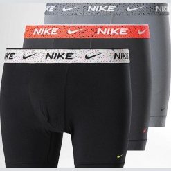 Bokserki Nike Trunk 3 szt. KE1284 0W3 czarne. Czarne bokserki męskie Nike, bez wzorów. Za 177.62 zł.