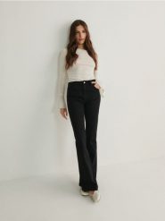 Jeansy bootcut - czarny. Czarne jeansy damskie Reserved, bez wzorów, z bawełny. W wyprzedaży za 79.99 zł.