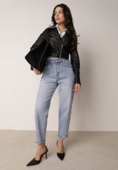 Niebieskie Bawełniane Jeansy Klasyczne o Kroju Mom Fit Qinvielle. Niebieskie jeansy damskie Born2be, bez wzorów, z bawełny, biznesowe, plus size. Za 109.99 zł.